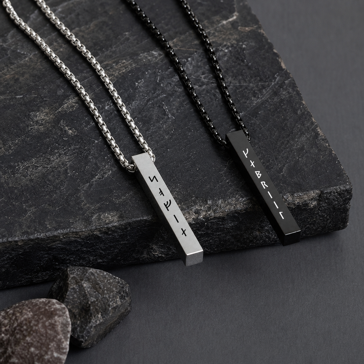 Collana a Barra con Rune Vichinghe Incise
