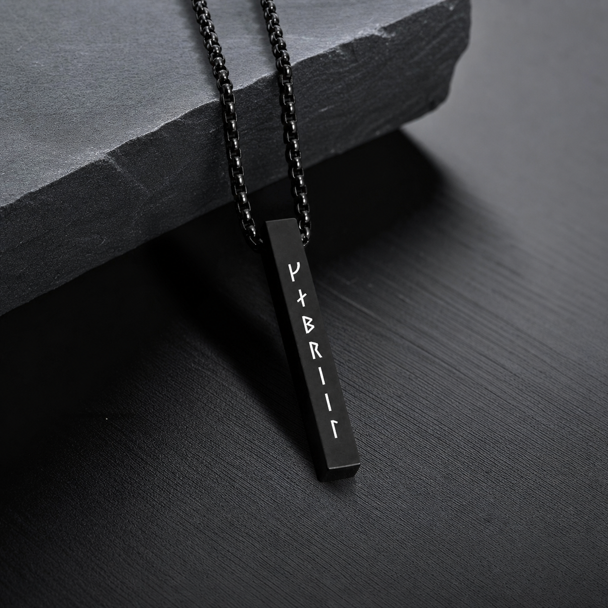 Collana a Barra con Rune Vichinghe Incise
